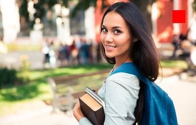 Studentka z książkami i plecakiem